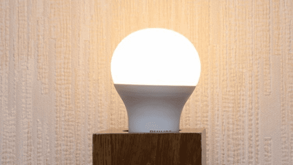 Мягкий желтый свет второй версии Philips LED Smart Bulb