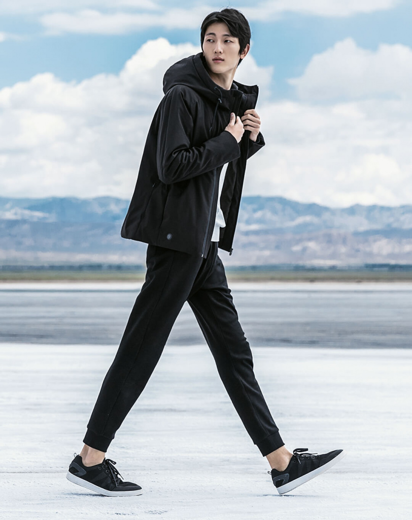Куртка 90 Points Hot Temperature Control Down Jacket на мужчине Xiaomi 90 Points Hot Temperature Control Down Jacket